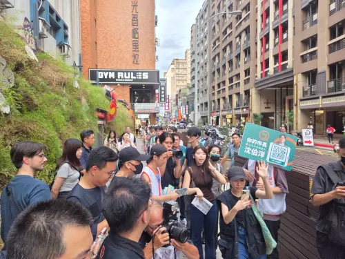 ▲民眾排隊跟沈伯洋拍照。（圖／記者陳佩君攝，2026.08.11）