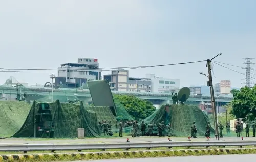 ▲漢光42號演習，天弓三飛彈車今（11）日部署新北戰術位置，官兵們火速架設偽裝網，並升起天弓指向性天線、電子掃描矩陣列雷達，進行防空作戰演練。（圖／記者陳韻年攝, 2026,08,11）