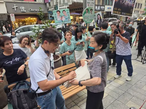 ▲沈伯洋替支持者簽名。（圖／記者陳佩君攝，2026.08.11）