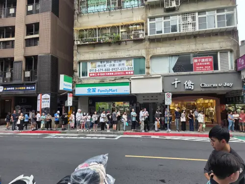 ▲民眾排隊與沈伯洋簽名。（圖／記者陳佩君攝，2026.08.11）