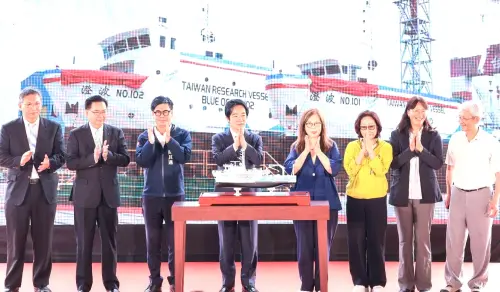 ▲總統賴清德(左4)由高雄市長陳其邁(左3)、國安會秘書長吳釗燮(左2)、海洋委員會主任委員管碧玲(右4)等人陪同，共同見證我國海洋科研自主發展邁向新紀元的重要時刻。(圖／國家海洋研究院提供)