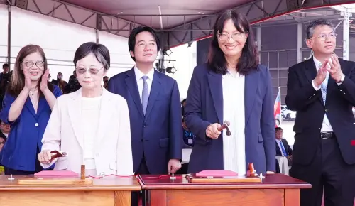 ▲國家海洋研究院院長陳璋玲(右2)進行命名擲瓶下水儀式。(圖／國家海洋研究院提供)