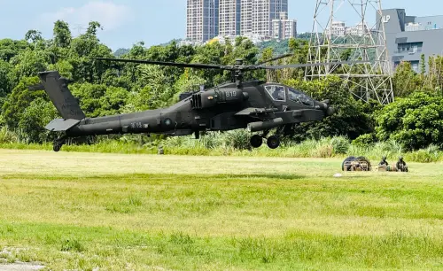 漢光42》敵軍進逼！阿帕契、黑鷹低空急返「熱加油掛彈」實況曝光
