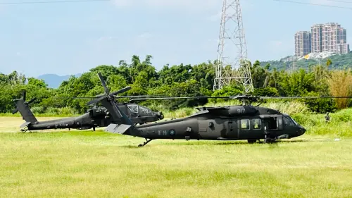 ▲漢光42號演習，AH-64E阿帕契戰鬥直升機在桃園戰術位置進行熱加油、掛彈演練。（圖／記者陳韻年攝, 2026,08,11）
