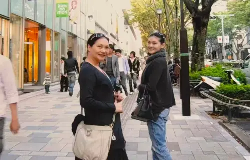 ▲大S和媽媽一起出國逛街宛如姊妹淘。（圖／小S 徐熙娣﻿臉書）