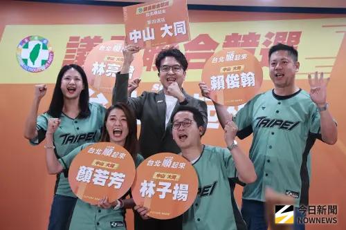 ▲民進黨台北市長參選人沈伯洋與民進黨台北市各區議員參選人合影。（圖／記者葉政勳攝影）
