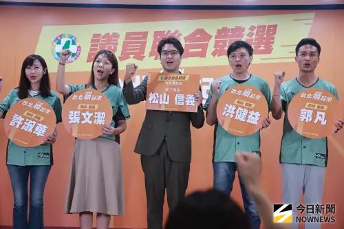 ▲民進黨台北市長參選人沈伯洋與民進黨台北市各區議員參選人合影。（圖／記者葉政勳攝影）