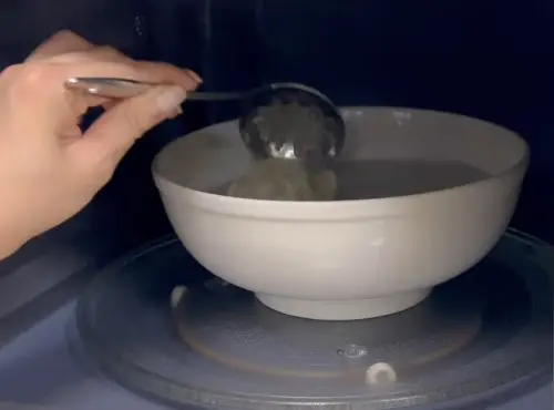 ▲民眾分享「微波冷凍水餃」妙招，不只不怕皮爛，也不用顧火和查看水餃狀態。（圖／翻攝朱記YouTube）