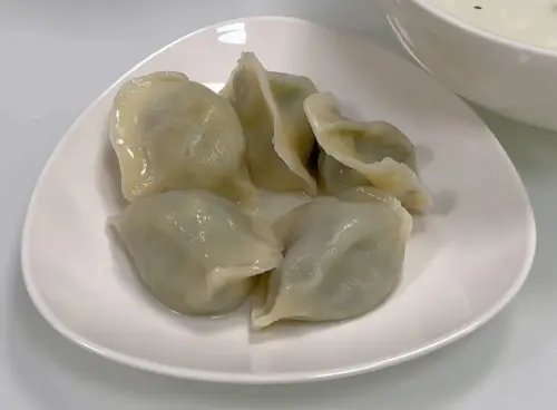 ▲微波水餃實測結果也非常驚人，每顆水餃很飽滿，外皮也相當Q彈，比起水煮的失敗率還低。（圖／翻攝朱記YouTube）