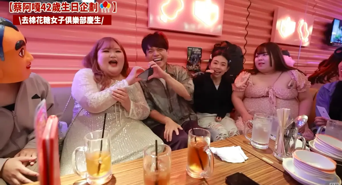 ▲蔡阿嘎（中）生日被帶去大阪「棉花糖女子俱樂部」慶生，不僅全體女孩準備蛋糕、表演，還能貼身互動，總花費約82000日幣（約新台幣16500元）。（圖／蔡阿嘎YT）