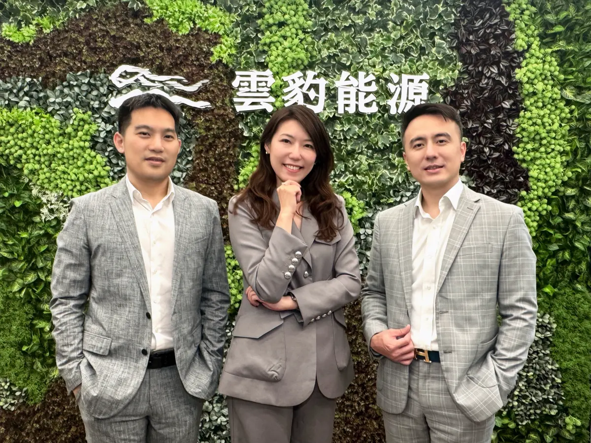 ▲受惠儲能與綠電交易成長，雲豹能源上半年合併營收達新台幣34.98億元，營業利益為1.09億元、年增195%。由左至右為雲豹能源副總經理譚宇軒、總經理趙書閔、永續長暨發言人張建偉。（圖／雲豹能源提供）