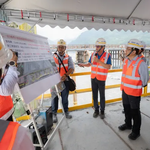 ▲交通部次長陳彥伯前往視察進度台9線馬太鞍溪橋復建進度 。（圖／交通部提供）