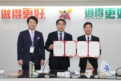 ▲ 水戶市長高橋靖（右一）與時任議長大津亮一（左一）與市長黃偉哲持締盟書合影。（圖／南市府提供）