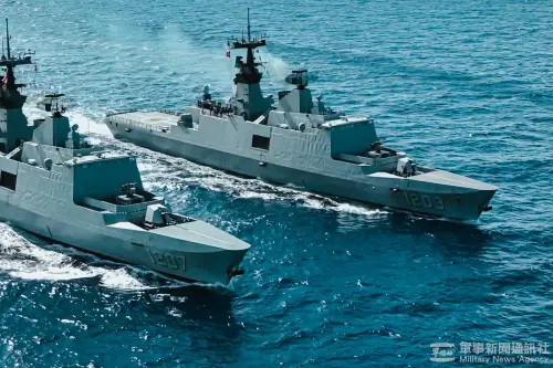 Two ROC Navy frigates conduct a maritime exercise. (MNA)