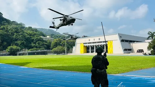 獨／神秘臉孔全遮！「涼山特勤隊」罕見現身　重裝執行空中突擊