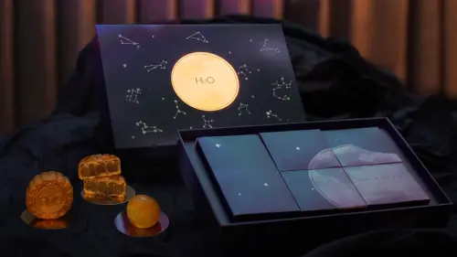 ▲ 《水星漫遊 H₂O Odyssey》打破傳統禮盒一次性包裝的形式，將科技融入包裝之中，將禮盒設計為「開蓋即亮、關蓋即滅」的「月球燈」。（圖／H₂O Hotel提供）
