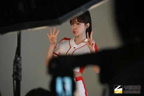 ▲儘管醫生叮嚀需多休息，但行程滿檔的李多慧仍選擇敬業上工。（圖／記者林調遜攝影）