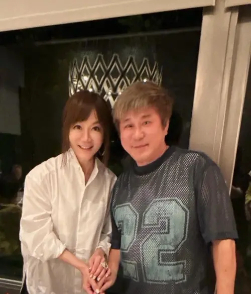 ▲曾與胡瓜（右）一起主持《非常男女》的高怡平（左），也大方出手購票。（圖／萬星傳播提供）