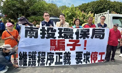▲温世政等人拉起「南投環保局騙子！維護程序正義，要求停工」布條，要求機具停止作業。（圖／温世政提供，2026.08.12）