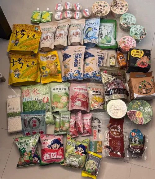 ▲原PO曬出的戰利品琳瑯滿目，包含烤玉米、鯛魚酥、柚子鹽爆米花、紅烏龍夾心、烏龍茶豆干、限定口味乖乖、乾拌麵，以及瑞穗米、池上米等在地特產。（圖／Threads@vicky10.08）