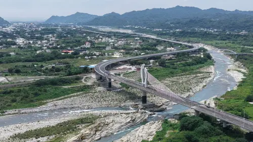 百億建設里程碑　東豐快橋樑合龍　力拚年底通車