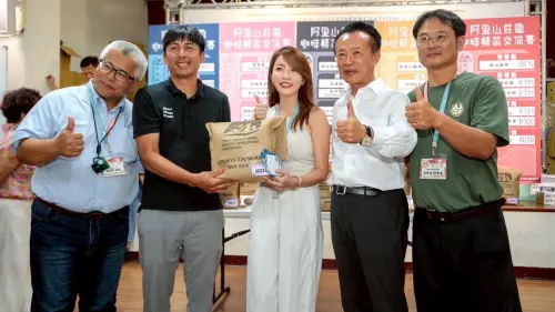▲2026阿里山莊園咖啡精英交流賽暨生豆媒合會現場，y & m Coffee V姐以總金額新台幣77萬元標下鄒築園「索恩娜 So’ngna」水洗與蜜處理雙料特等獎等得獎批次。（圖／翻攝畫面）