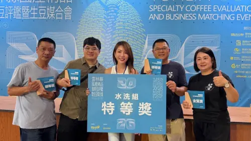 ▲2026雲林縣國產精品咖啡豆評鑑成績揭曉，水洗組特等獎、藝伎組頭等獎等年度優質批次亮相；y & m Coffee V姐與競標得獎莊園共同合影。（圖／翻攝畫面）
