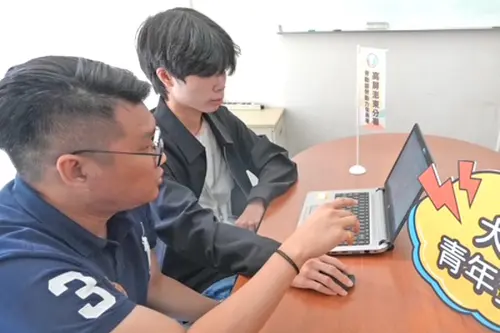 ▲陳彥志(右)參加高屏澎東分署補助大專校院就業學程企業預聘青年計畫，在企業接受工作崗位培訓，累積職場實務經驗，不僅提升實務技能，也培養職場溝通、團隊合作，以及問題解決能力。(圖／勞動部高屏澎東區分署提供)