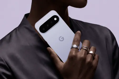 ▲Google Pixel 11延續橫向相機模組設計，搭載新一代Tensor G6晶片，並強化AI與相機功能；今年最低容量從256GB起跳，台灣售價29990元起。（圖／翻攝官網）