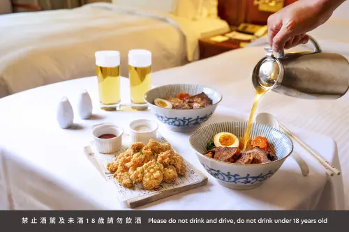 ▲台北福華飯店「微醺深夜食堂」一泊二食住房專案，安排房客在房間內大啖七賢吧冠軍牛肉麵。（圖／台北福華大飯店提供）