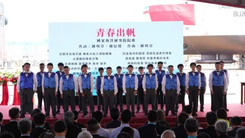 ▲典禮開場由嘉義縣立東石國中合唱團與管樂團演出，以歌聲與樂音為兩艘新船獻上啟航祝福。