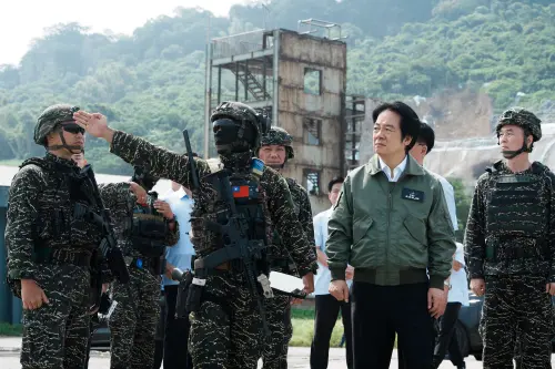 President Lai Ching-te receives a briefing from an on-site commander during the Han Kuang exercises. (MNA)