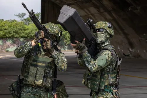 Two ROC service members practice using individual counter-drone devices during the Han Kuang exercises. (MNA)