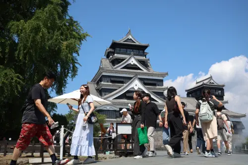 終於等到這天！熊本城震後2週重開　遊客熱淚登上天守閣：它還在