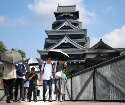 ▲終於等到這天！熊本城震後2週重開（圖／美聯社／達志影像）