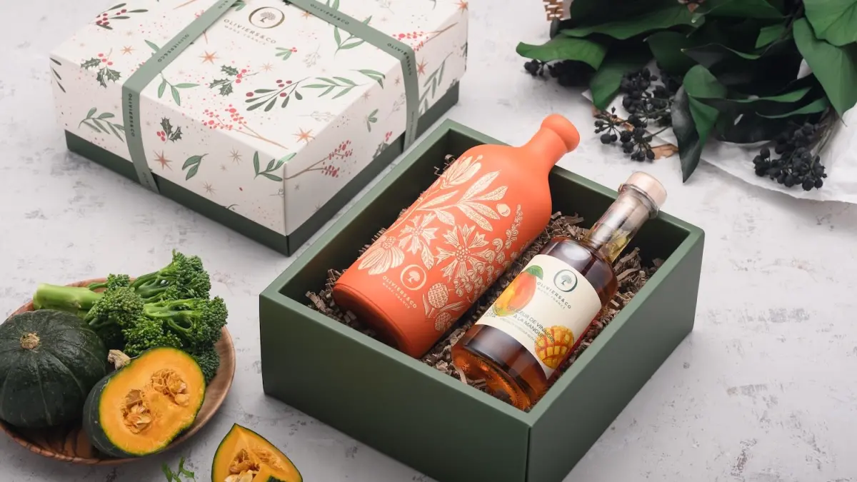 ▲O&CO.與rooTi同步推出適合打造低GI蔬菜水果沙拉的油醋組合「夏日橄欖油佐芒果香醋」。（圖／OLIVIERS&CO.提供）