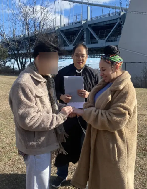 ▲部分「假結婚」現場，甚至還會安排神職人員。（圖／翻攝自美國司法部官網）