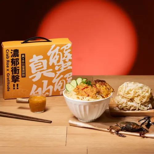 ▲上海鄉村今年中秋禮盒主打鹹食，包含有軟殼蟹、蟹黃醬與麵條。（圖／上海鄉村提供）