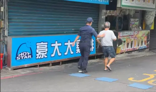 ▲北部城鎮韌性演習今登場，有民眾不知道跑到街上被警方緊急驅離到屋內。（圖／記者蘇柏銓攝）