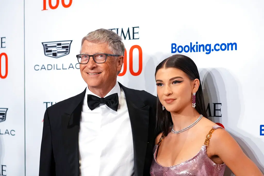 ▲微軟創辦人比爾蓋茲（Bill Gates）的23歲女兒菲比·蓋茲（Phoebe Gates），其新創公司Phia被踢爆涉嫌採用欺詐性的「Cookie填充（Cookie Stuffing）」來不當索取導購佣金，且菲比·蓋茲早就知情。（圖／美聯社／達志影像）