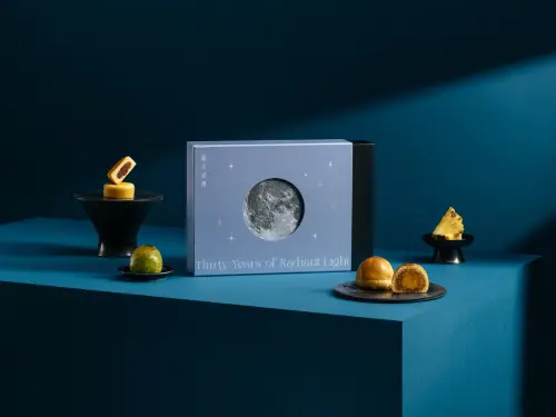▲煙波集團今年中秋攜手名廚簡天才的烘焙品牌「LA ONE」，推出米其林星級聯名中秋禮盒 「藏月成禮」。（圖／煙波集團提供）