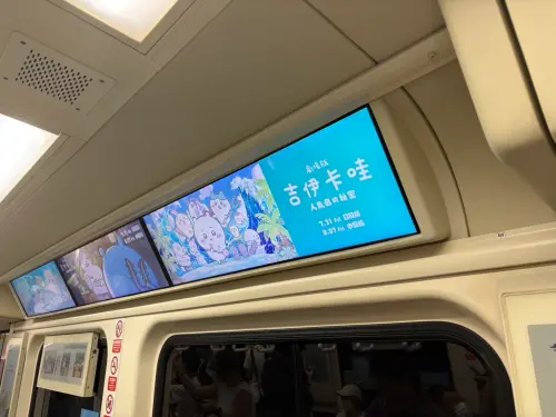 ▲車內電子螢幕同步播放《劇場版 吉伊卡哇 人魚島的秘密》宣傳，日配版與中配版上映資訊都能看見。（圖／記者林若瑋攝）