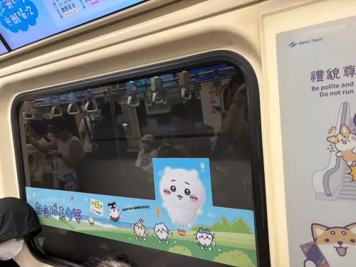 ▲車窗貼上化身熱氣球的吉伊卡哇，搭配小八貓、兔兔等角色，整個車廂充滿聯名巧思。（圖／記者林若瑋攝）