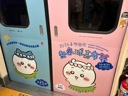 ▲吉伊卡哇主題列車車門以粉紅、藍色打造聯名視覺，結合《人魚島的秘密》與臺灣國際熱氣球嘉年華元素。（圖／記者林若瑋攝）