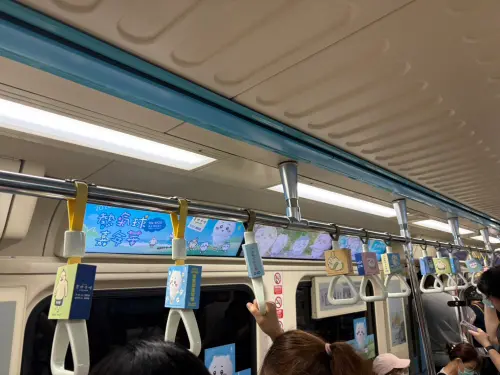 ▲整排拉環與車內螢幕都換上吉伊卡哇聯名視覺，搭捷運也能一路找角色彩蛋。（圖／記者林若瑋攝）