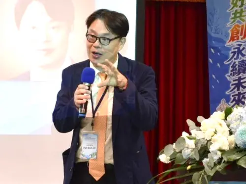 ▲海洋委員會攜手高雄師範大學舉辦台韓雙邊海洋教育雙城論壇活動，邀請韓國忠南大學教授朴範鎮作專題演講。(圖／海洋委員會提供)