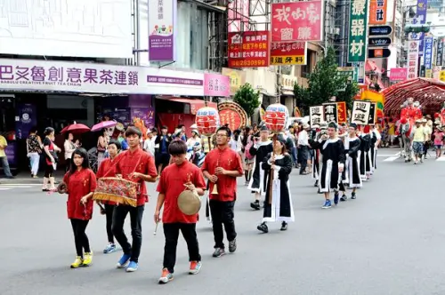 After the "Doing Sixteen" ceremony, Kailong Temple holds a "Top Scholar Parade", celebrating the participants' transition into adulthood. (Ministry of the Interior, Taiwan Religious Culture Map)