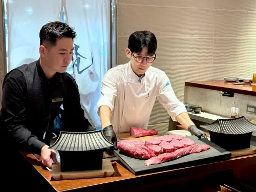 ▲TTEURAK帶來招牌料理「炭燒菲力牛排」，燒烤後放入韓屋裡以稻草煙燻。（圖／記者蕭涵云攝）