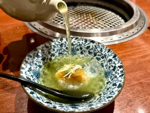 ▲中場以「炙烤黃花魚」搭配綠茶冷飯、梅子醬菜，緩和一下味蕾。（圖／記者蕭涵云攝）