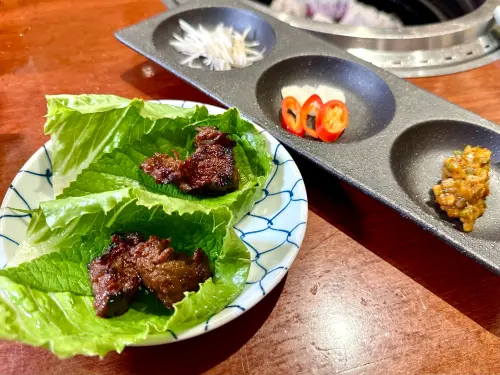 ▲「醬燒菲力牛排包生菜」，搭配紫蘇葉與大麥韓式味噌盛。（圖／記者蕭涵云攝）